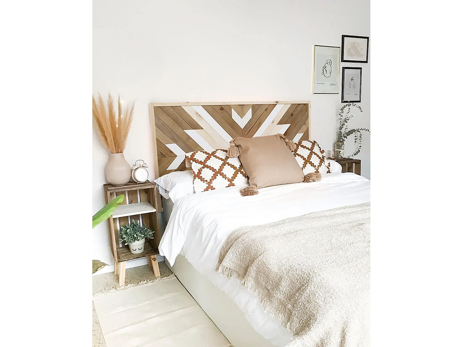 Comodino verticale in legno massello in tono marrone 25,5x66cm - BOX - DECOWOOD