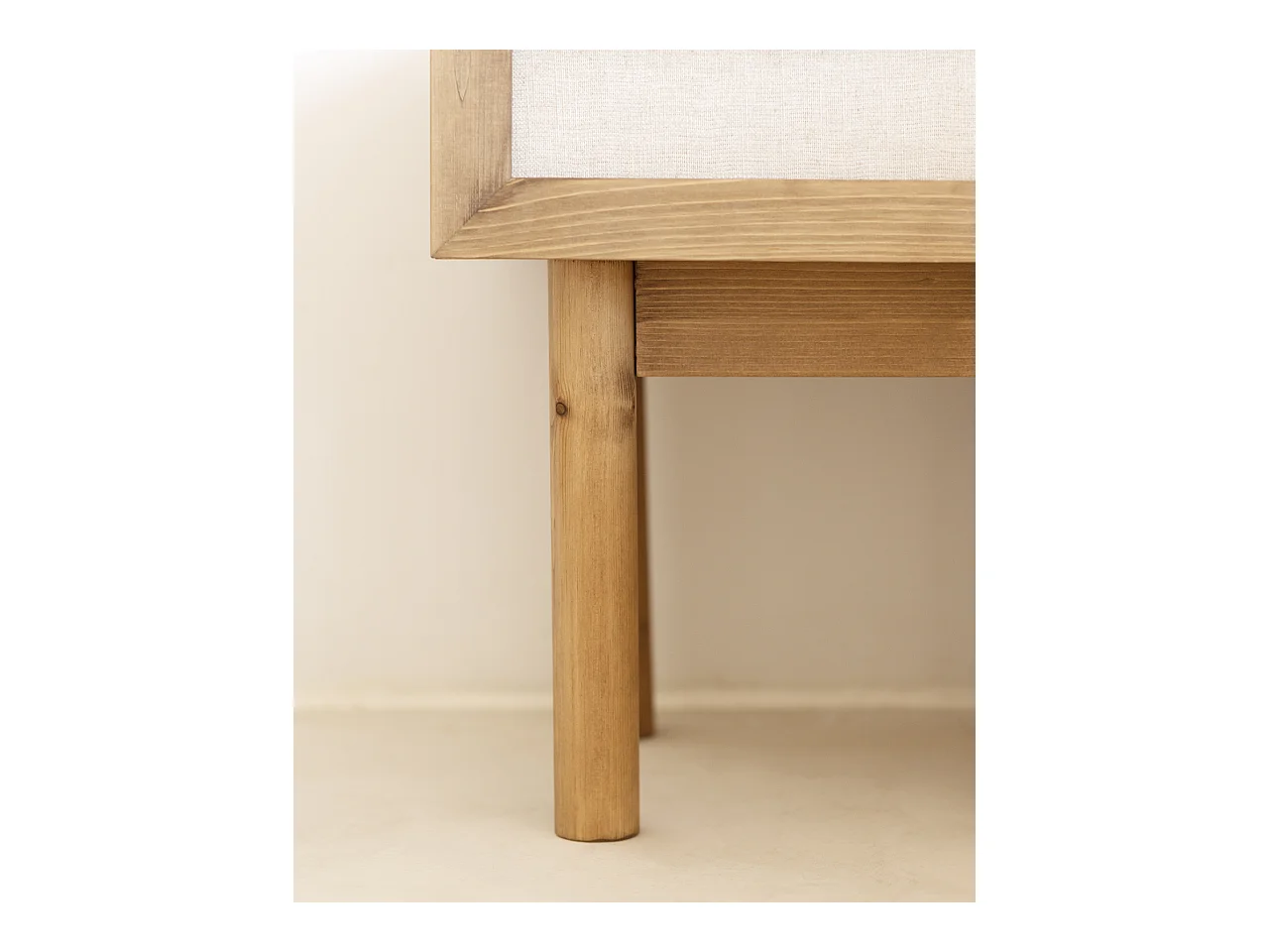 Mesita de noche de madera de abeto maciza y lino Decowood con cajón en color roble oscuro de 40x45cm - LINEN - DECOWOOD