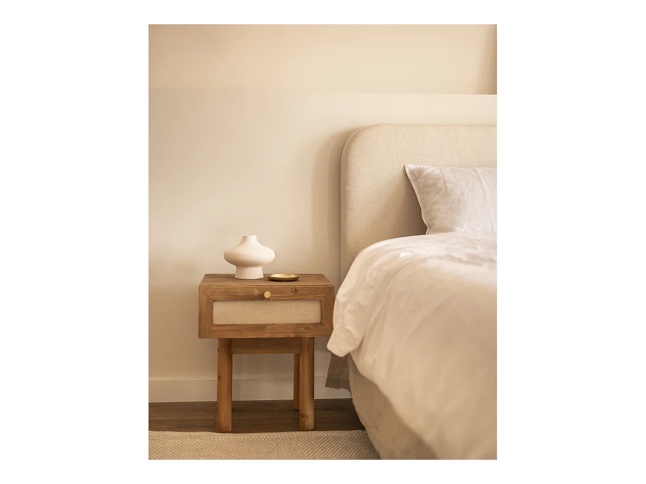 Mesita de noche de madera de abeto maciza y lino Decowood con cajón en color roble oscuro de 40x45cm - LINEN - DECOWOOD