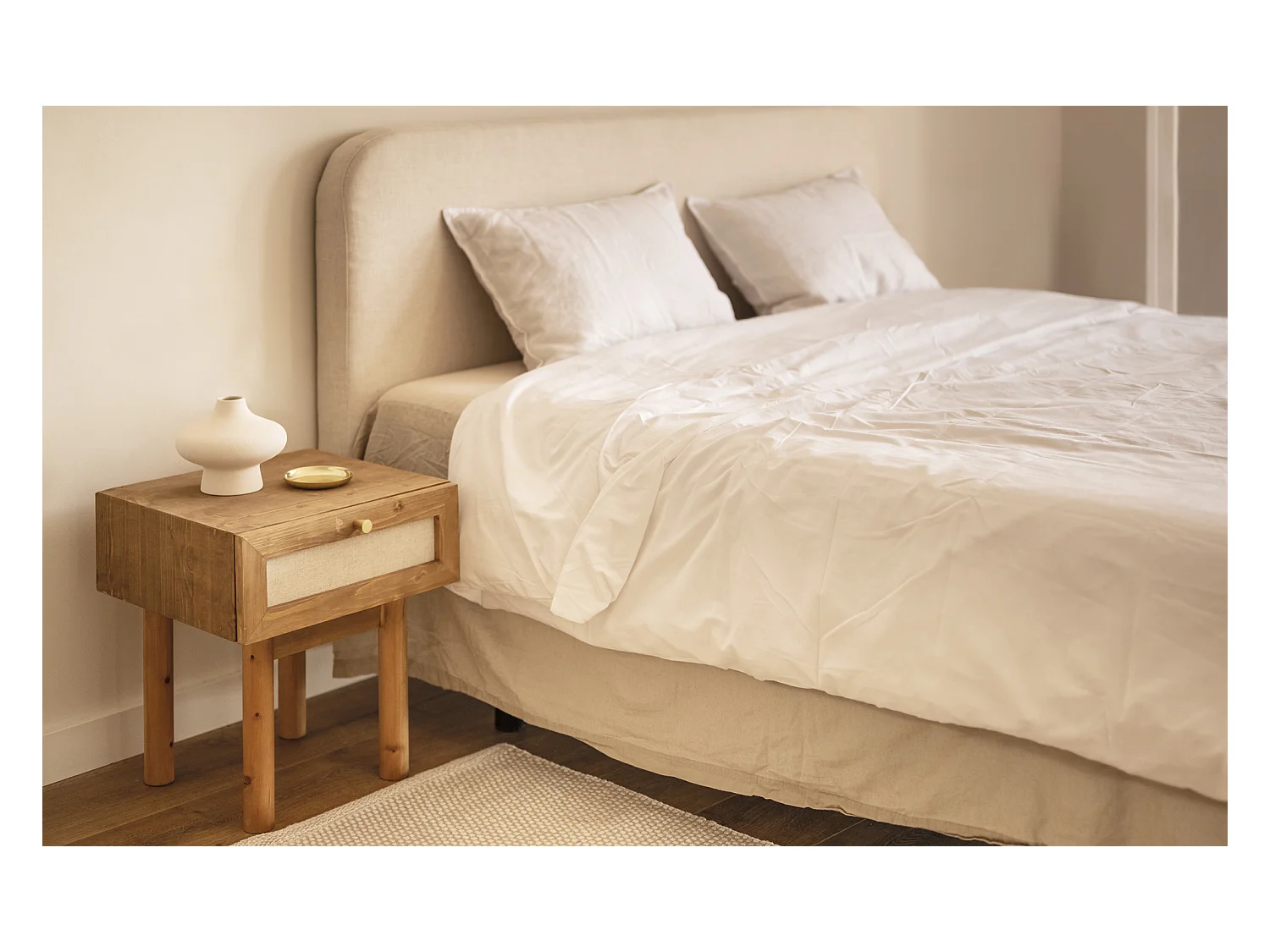 Mesita de noche de madera de abeto maciza y lino Decowood con cajón en color roble oscuro de 40x45cm - LINEN - DECOWOOD