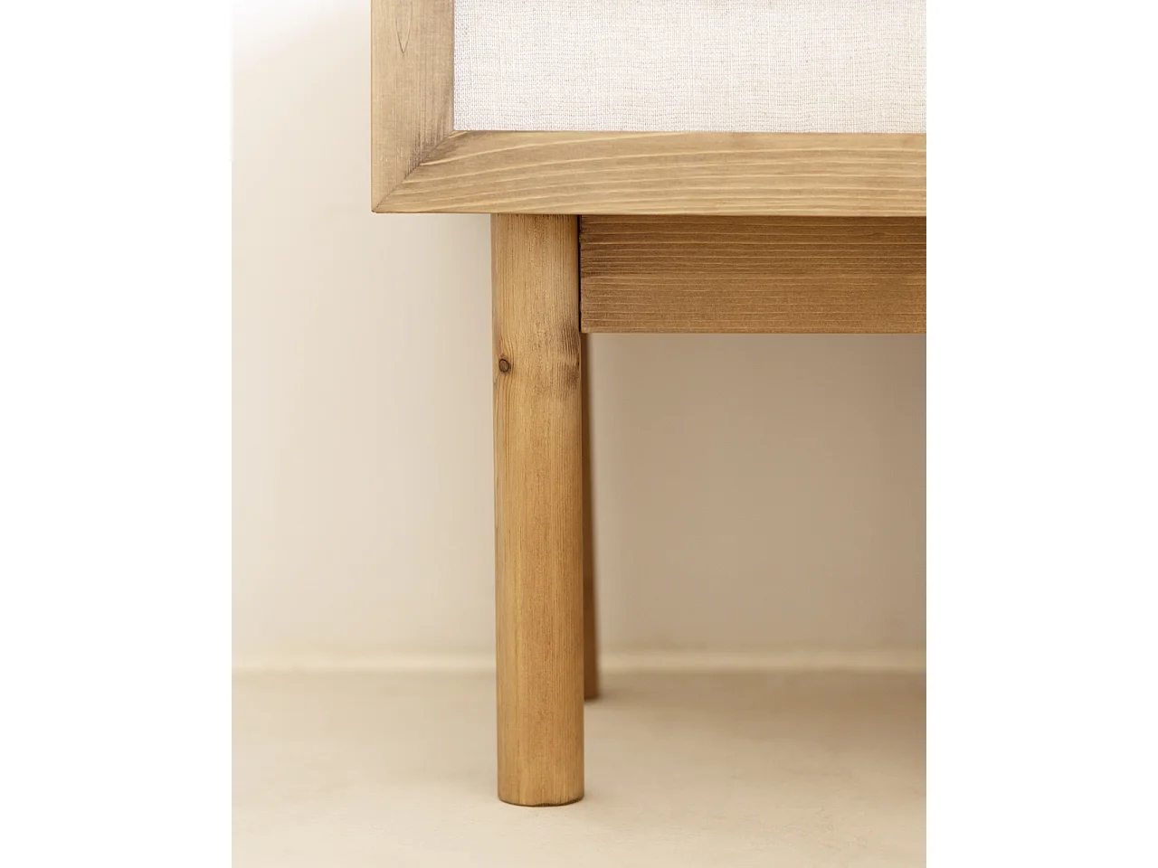 Mesita de noche de madera de abeto maciza y lino Decowood con cajón en color roble oscuro de 40x45cm - LINEN - DECOWOOD