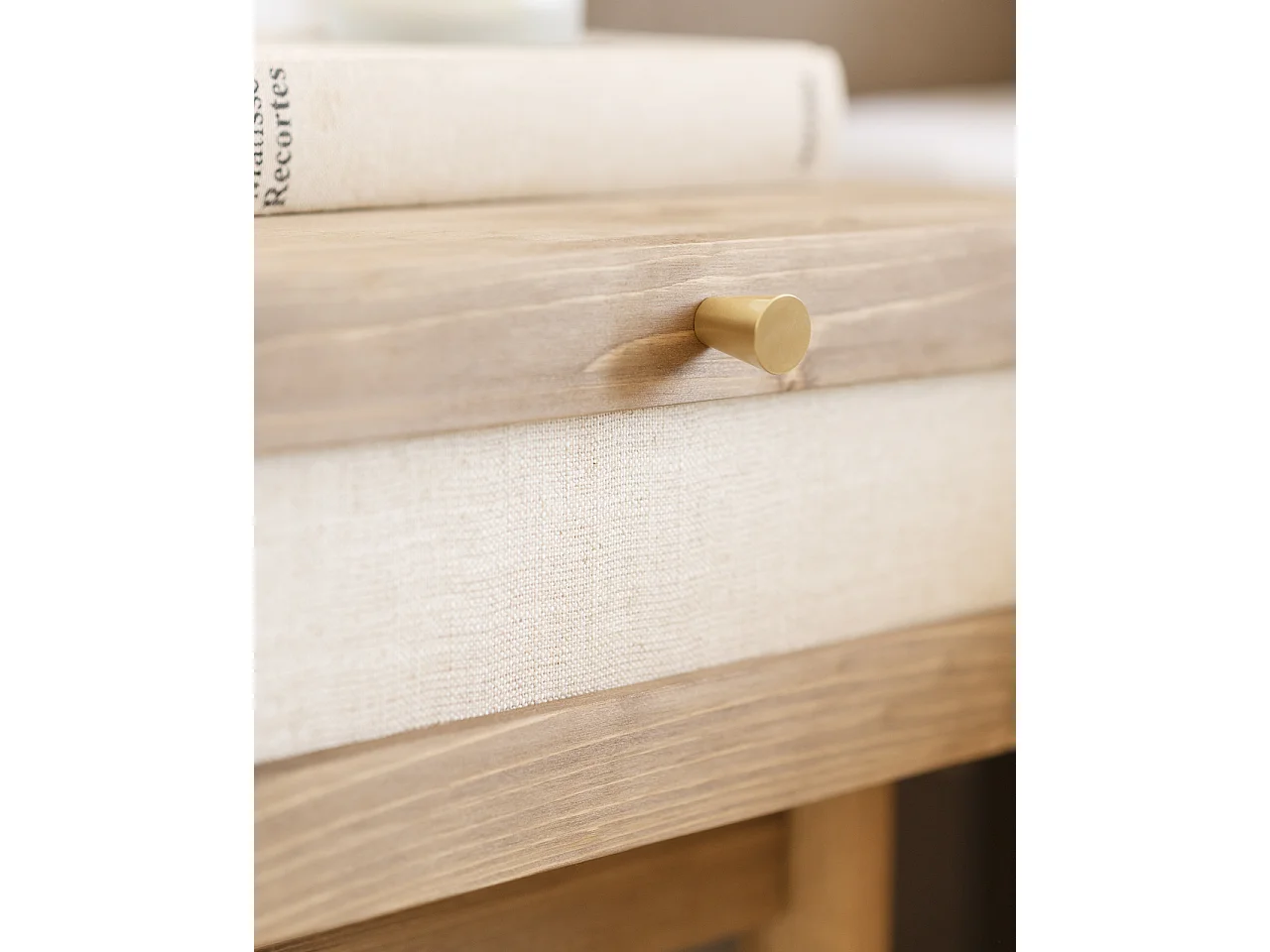 Mesita de noche de madera de abeto maciza y lino Decowood con cajón en color roble oscuro de 40x45cm - LINEN - DECOWOOD