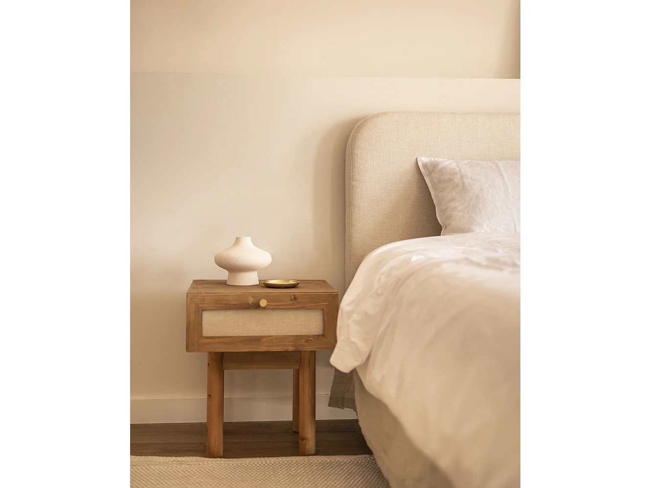 Mesita de noche de madera de abeto maciza y lino Decowood con cajón en color roble oscuro de 40x45cm - LINEN - DECOWOOD