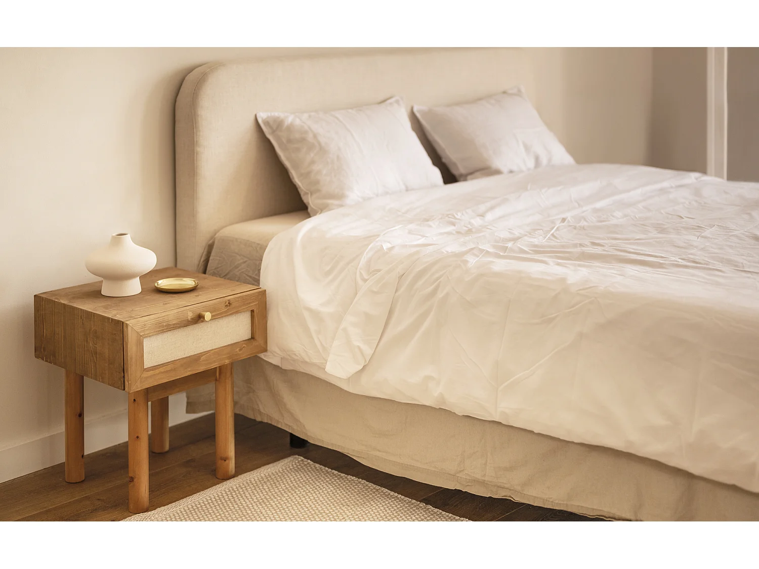 Mesita de noche de madera de abeto maciza y lino Decowood con cajón en color roble oscuro de 40x45cm - LINEN - DECOWOOD