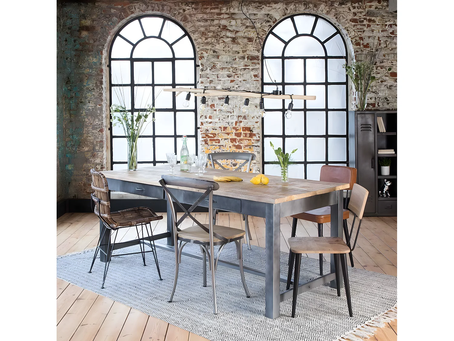 Conjunto de 2 sillas industriales de madera de mango y metal gris envejecido