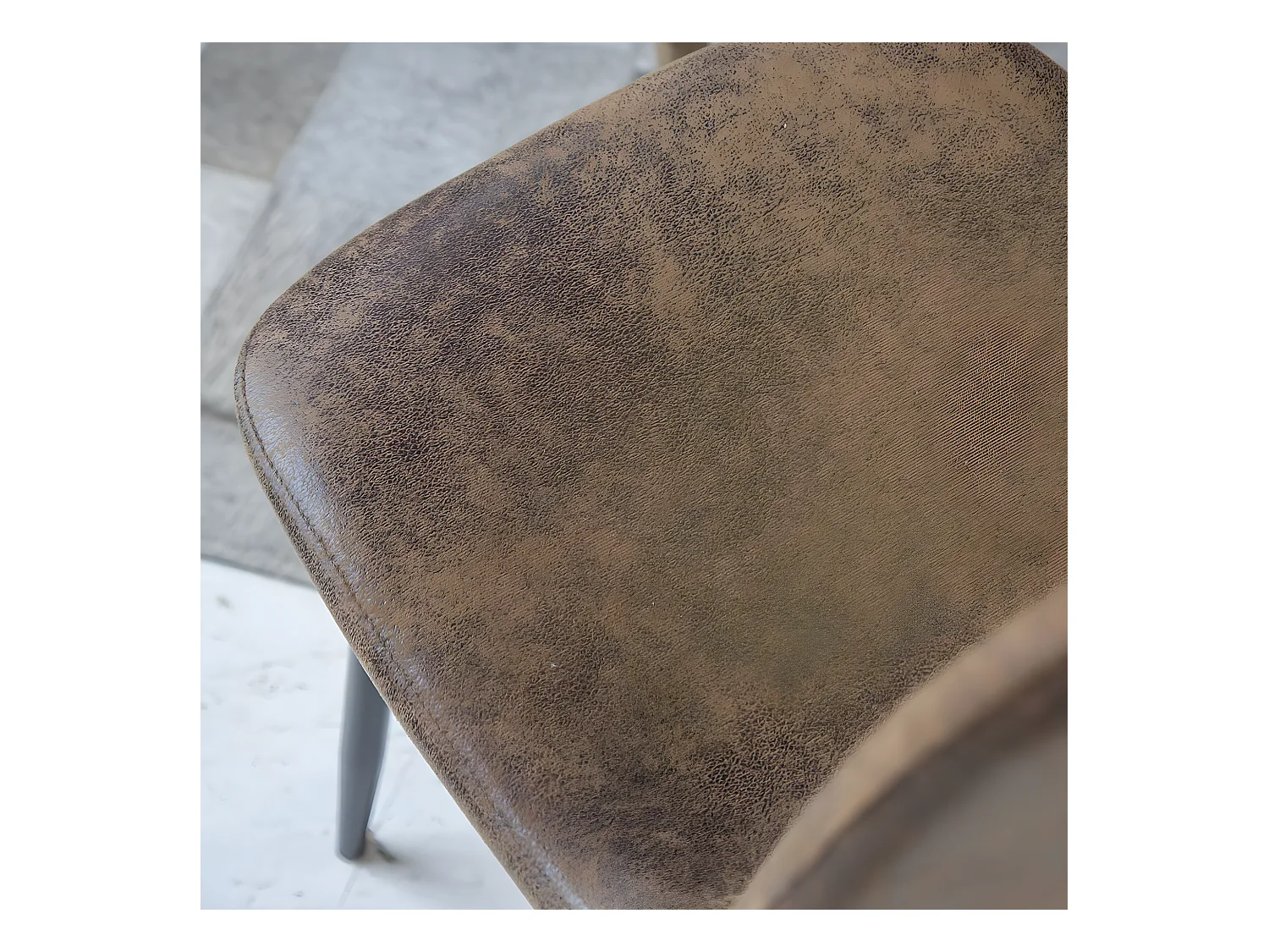 Conjunto de 2 sillas escandinavas marrones Copenhague en ante con patas de compás en metal negro