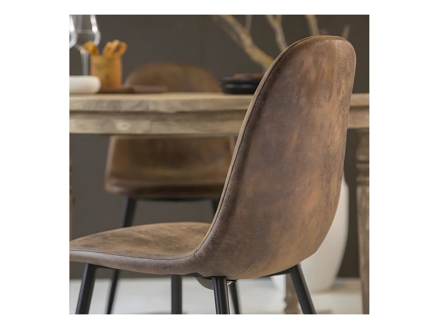 Conjunto de 2 sillas escandinavas marrones Copenhague en ante con patas de compás en metal negro