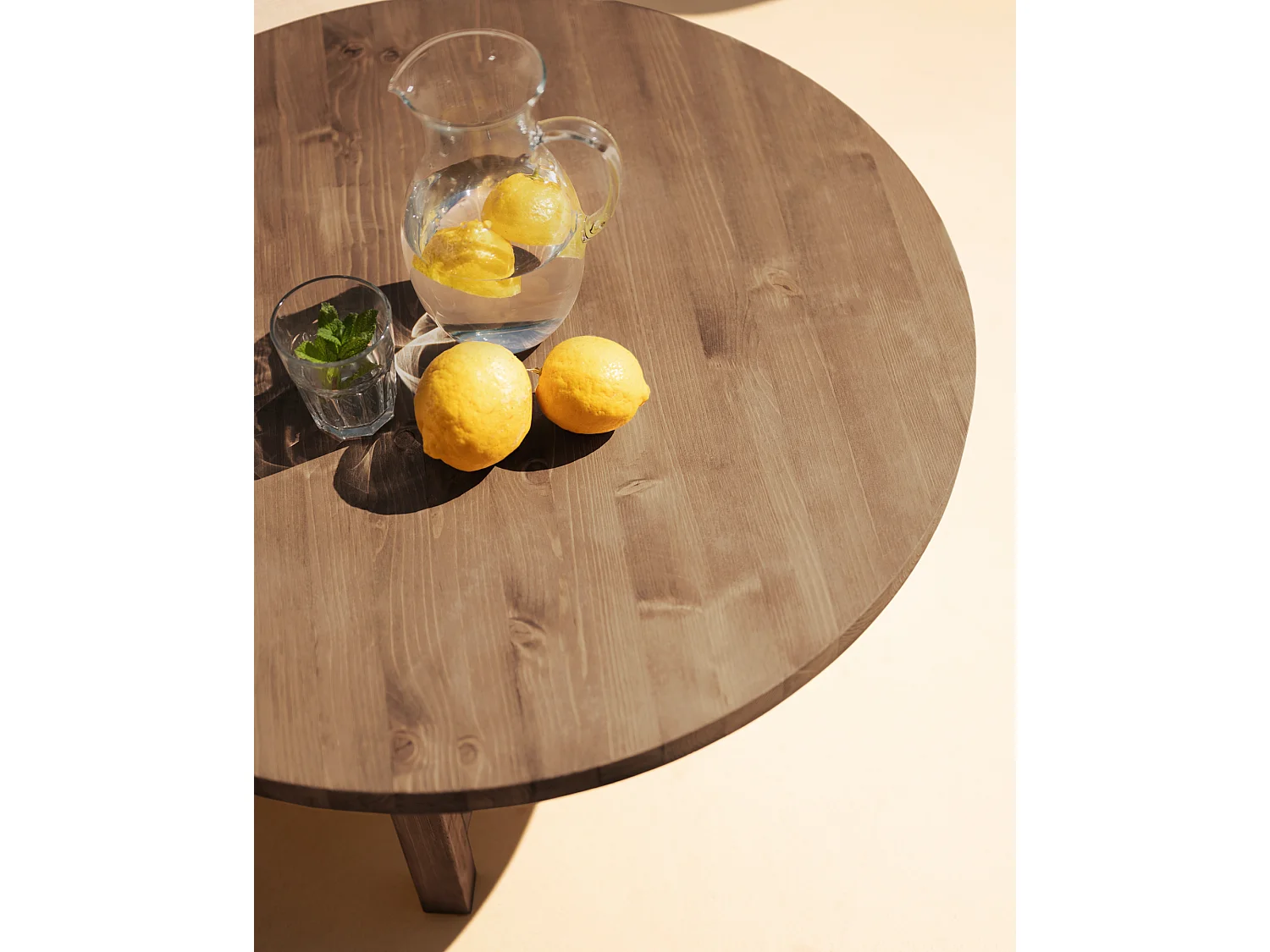 Tavolo basso rotondo in legno massello in tono noce Ø80x35cm - OLIVIA - DECOWOOD