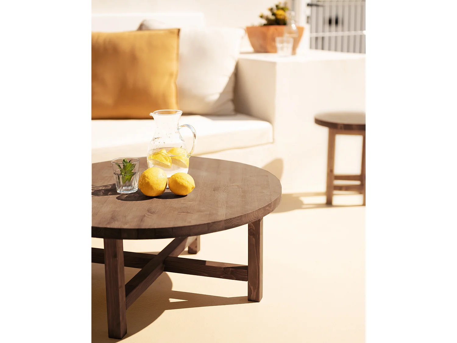 Tavolo basso rotondo in legno massello in tono noce Ø80x35cm - OLIVIA - DECOWOOD