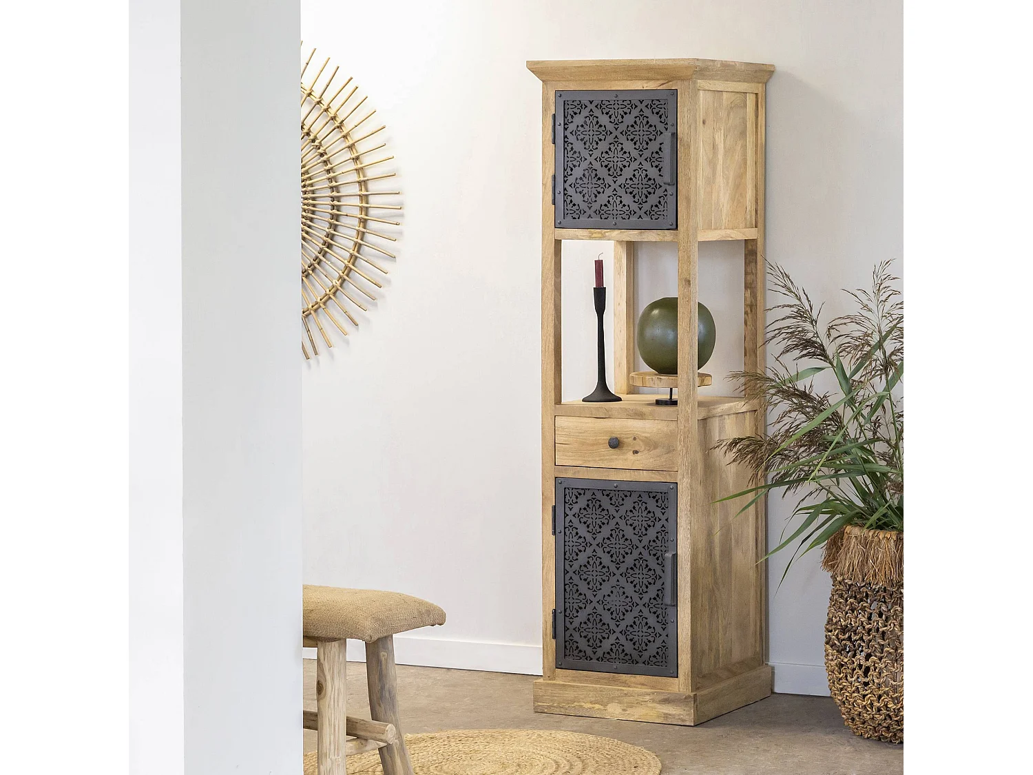 Columna de madera de mango Sahara con 2 puertas - Estilo industrial, materiales de calidad, espacio de almacenamiento oculto y nicho decorativo