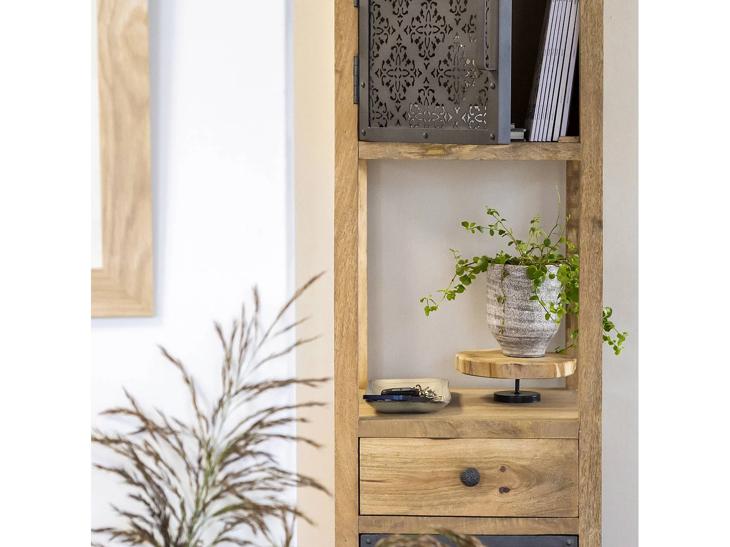 Columna de madera de mango Sahara con 2 puertas - Estilo industrial, materiales de calidad, espacio de almacenamiento oculto y nicho decorativo