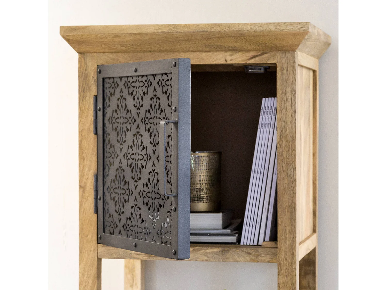 Columna de madera de mango Sahara con 2 puertas - Estilo industrial, materiales de calidad, espacio de almacenamiento oculto y nicho decorativo