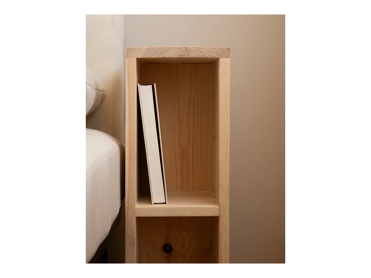 Comodino in legno massello in tono naturale 20x60cm - LINA - DECOWOOD