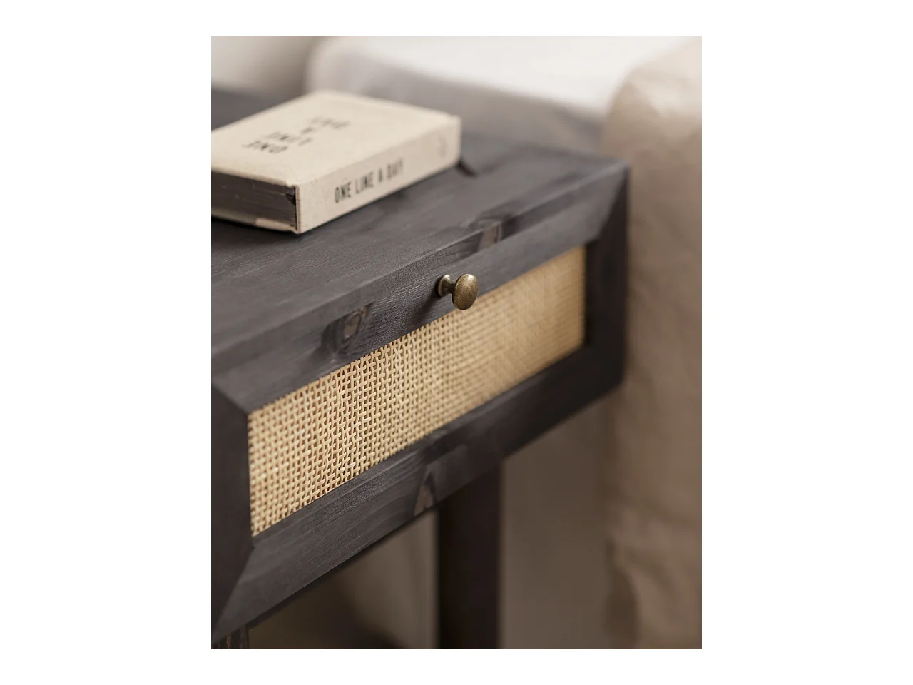 Mesita de noche de madera de abeto maciza y rafia Decowood con cajón en color negro de 40x45cm - FRIDA - DECOWOOD