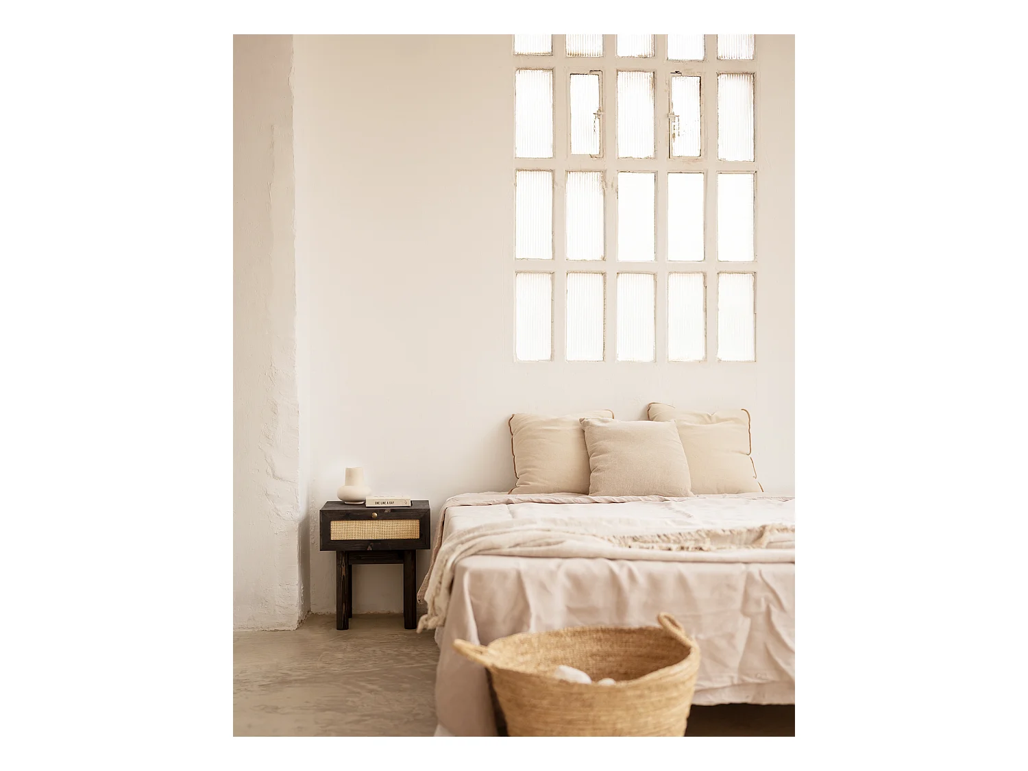 Mesita de noche de madera de abeto maciza y rafia Decowood con cajón en color negro de 40x45cm - FRIDA - DECOWOOD