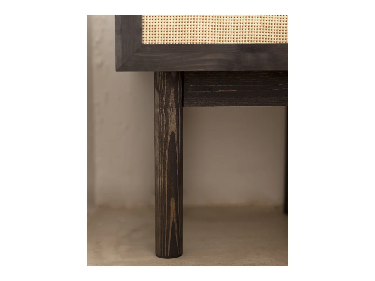 Mesita de noche de madera de abeto maciza y rafia Decowood con cajón en color negro de 40x45cm - FRIDA - DECOWOOD