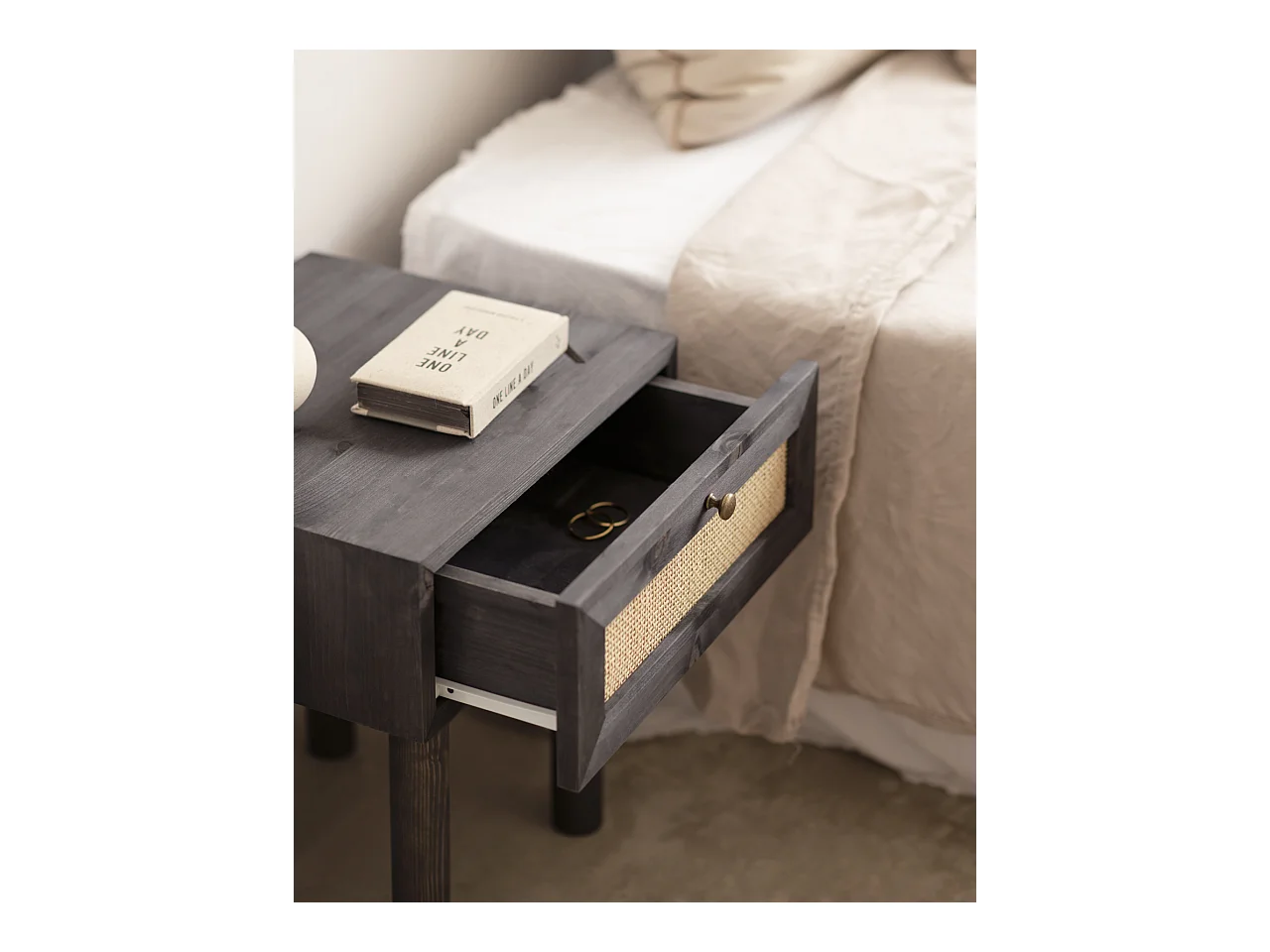 Mesita de noche de madera de abeto maciza y rafia Decowood con cajón en color negro de 40x45cm - FRIDA - DECOWOOD