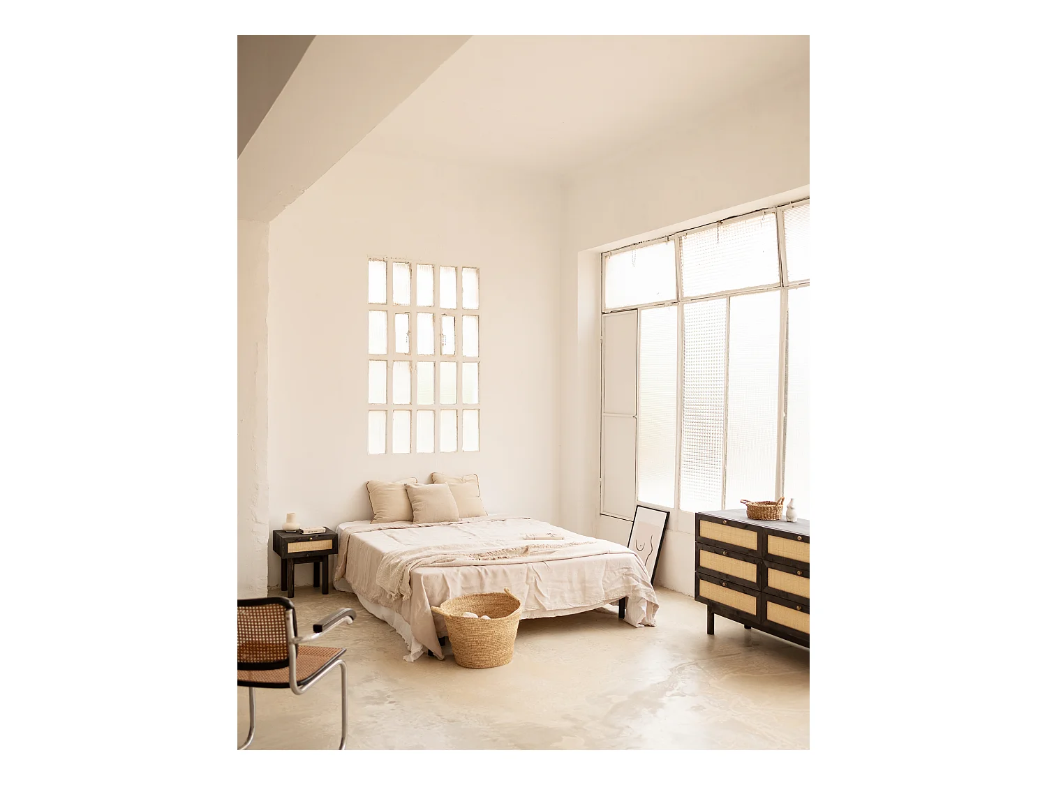 Mesita de noche de madera de abeto maciza y rafia Decowood con cajón en color negro de 40x45cm - FRIDA - DECOWOOD