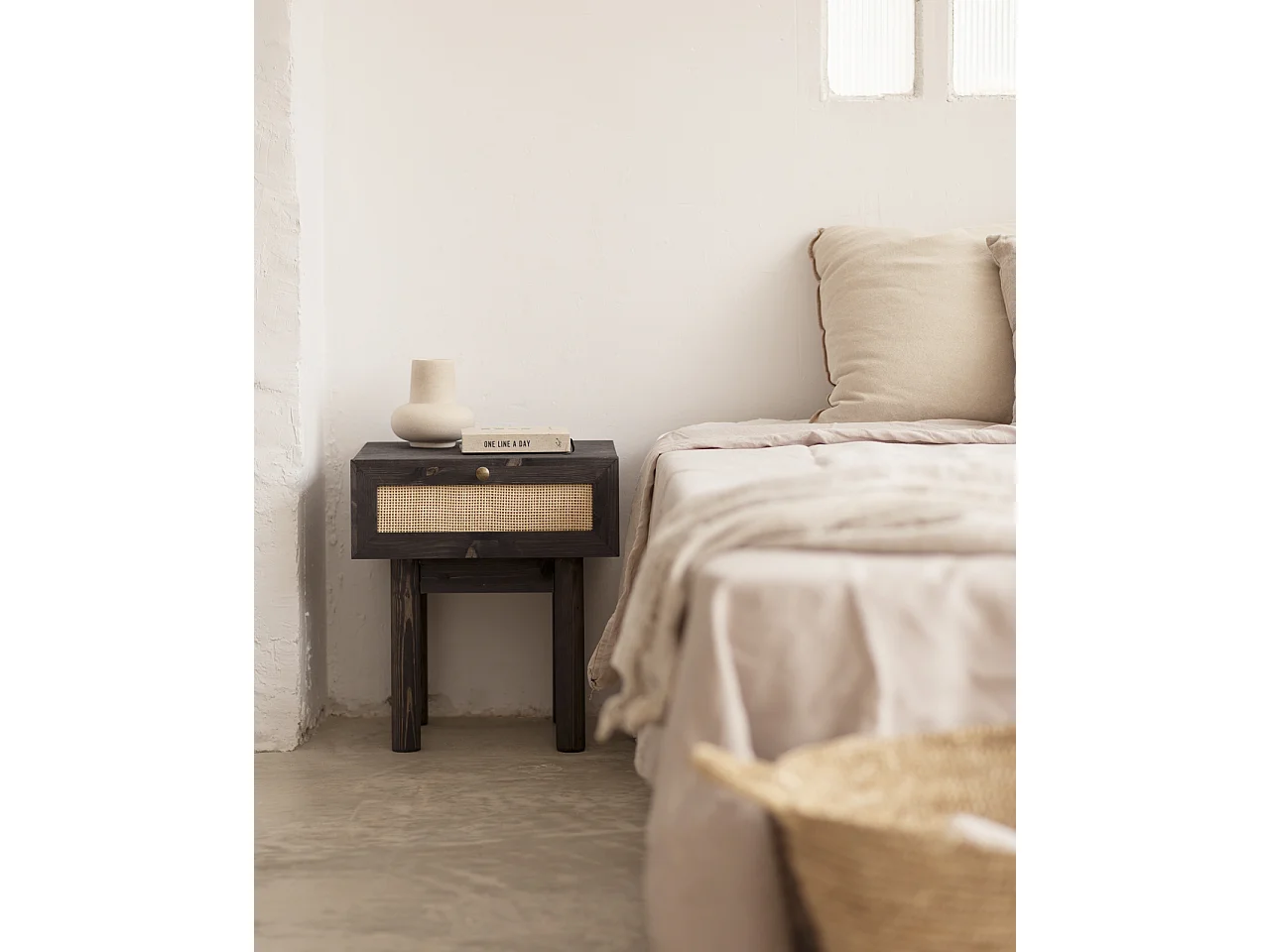 Mesita de noche de madera de abeto maciza y rafia Decowood con cajón en color negro de 40x45cm - FRIDA - DECOWOOD