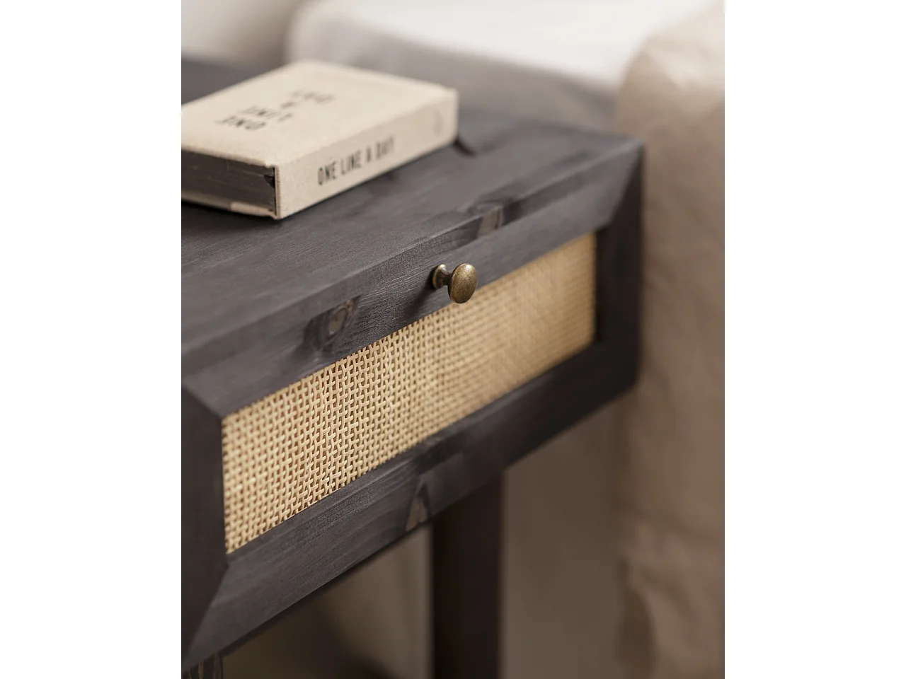 Mesita de noche de madera de abeto maciza y rafia Decowood con cajón en color negro de 40x45cm - FRIDA - DECOWOOD