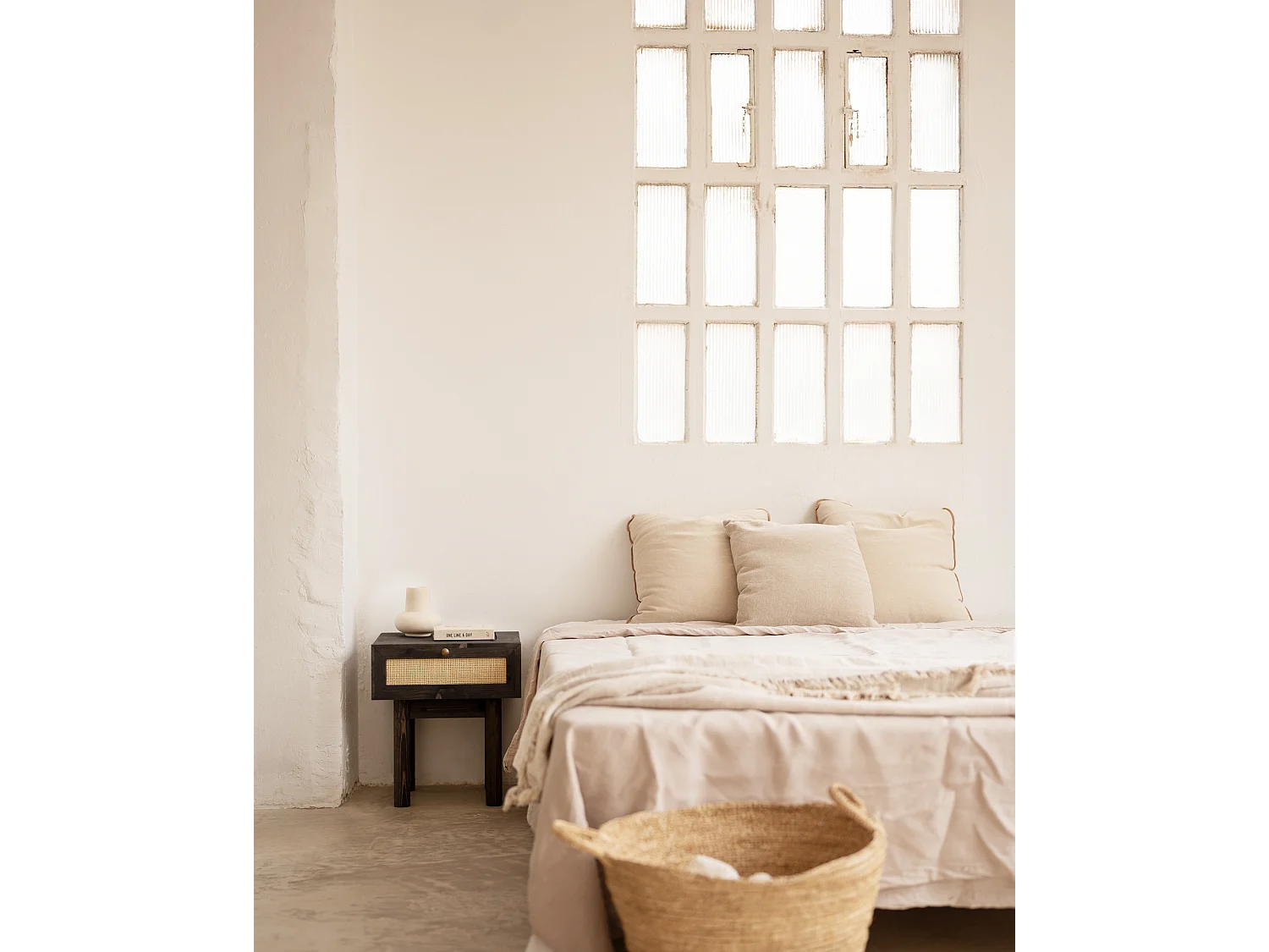 Mesita de noche de madera de abeto maciza y rafia Decowood con cajón en color negro de 40x45cm - FRIDA - DECOWOOD