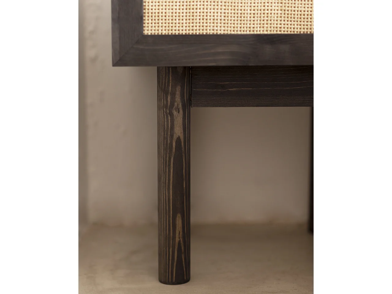 Mesita de noche de madera de abeto maciza y rafia Decowood con cajón en color negro de 40x45cm - FRIDA - DECOWOOD
