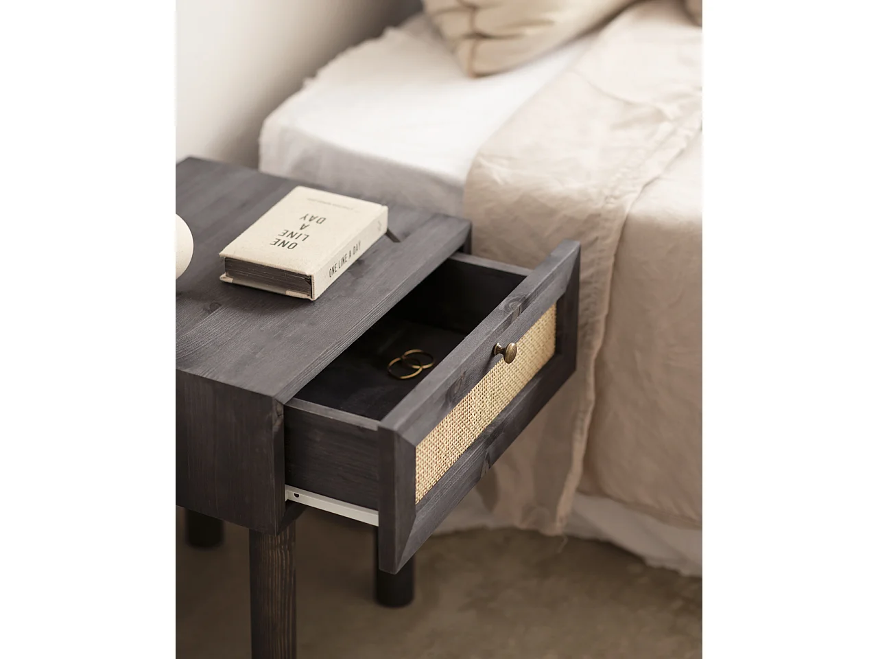 Mesita de noche de madera de abeto maciza y rafia Decowood con cajón en color negro de 40x45cm - FRIDA - DECOWOOD