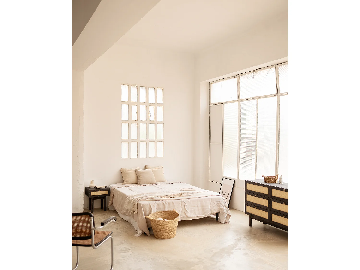 Mesita de noche de madera de abeto maciza y rafia Decowood con cajón en color negro de 40x45cm - FRIDA - DECOWOOD