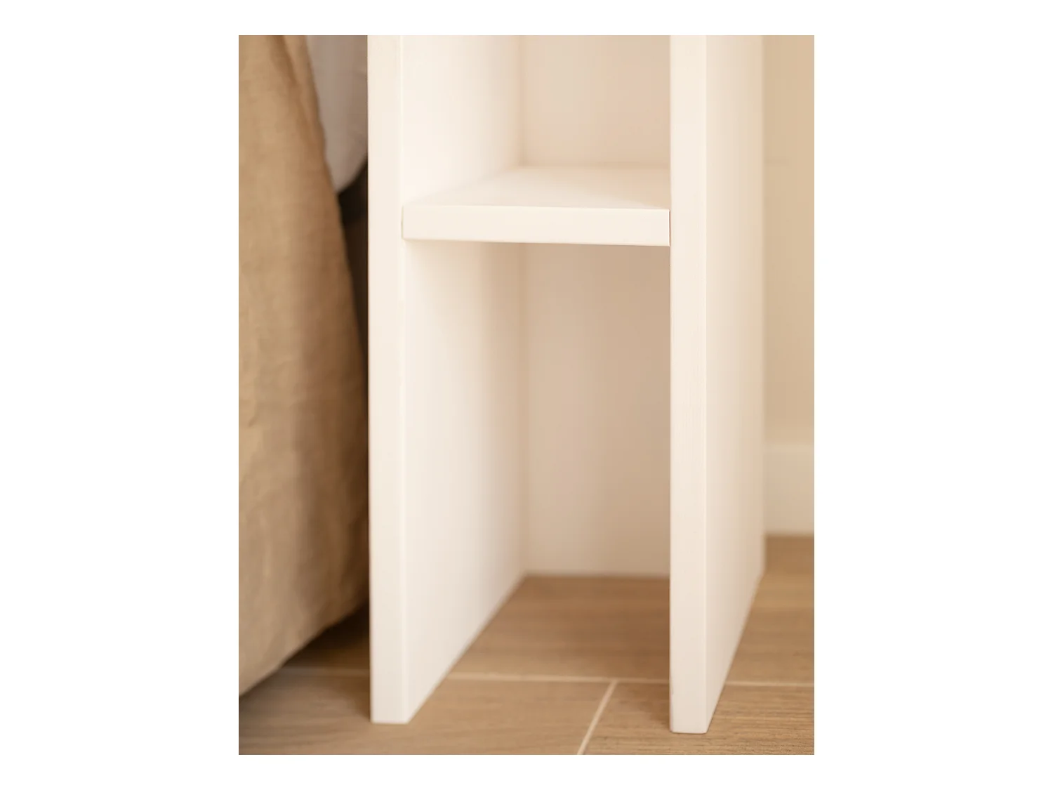 Comodino in legno massello in tono bianco 20x60cm - LINA - DECOWOOD