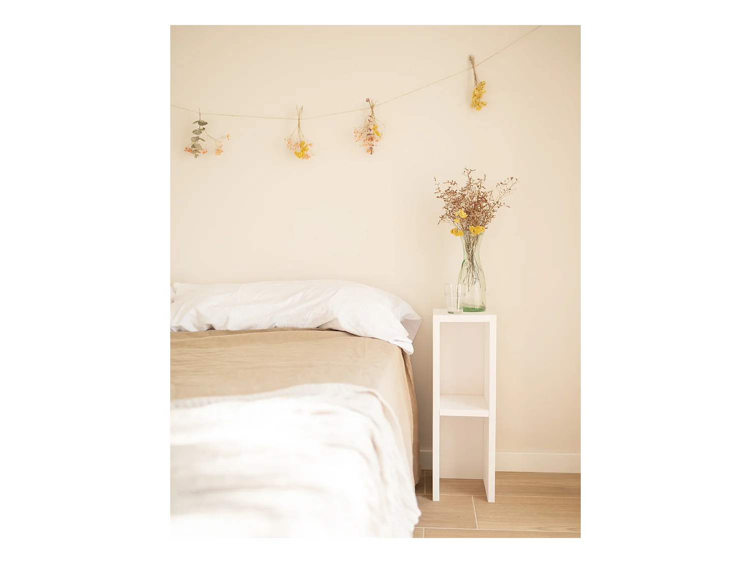 Comodino in legno massello in tono bianco 20x60cm - LINA - DECOWOOD