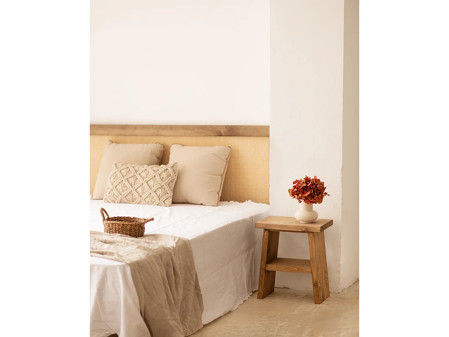 Comodino in legno massello in tono marrone 39x45cm - FRIDA - DECOWOOD