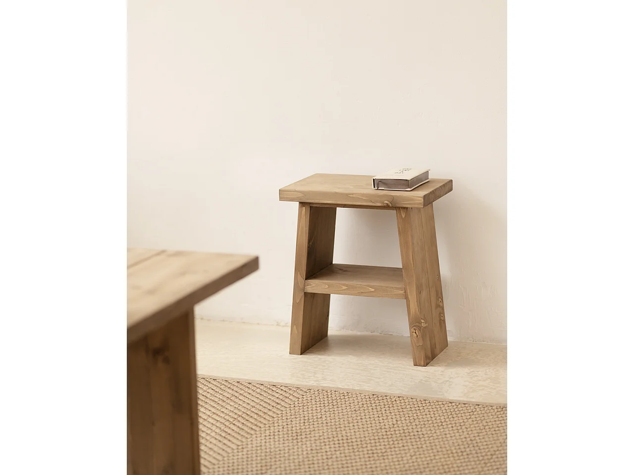 Comodino in legno massello in tono marrone 39x45cm - FRIDA - DECOWOOD