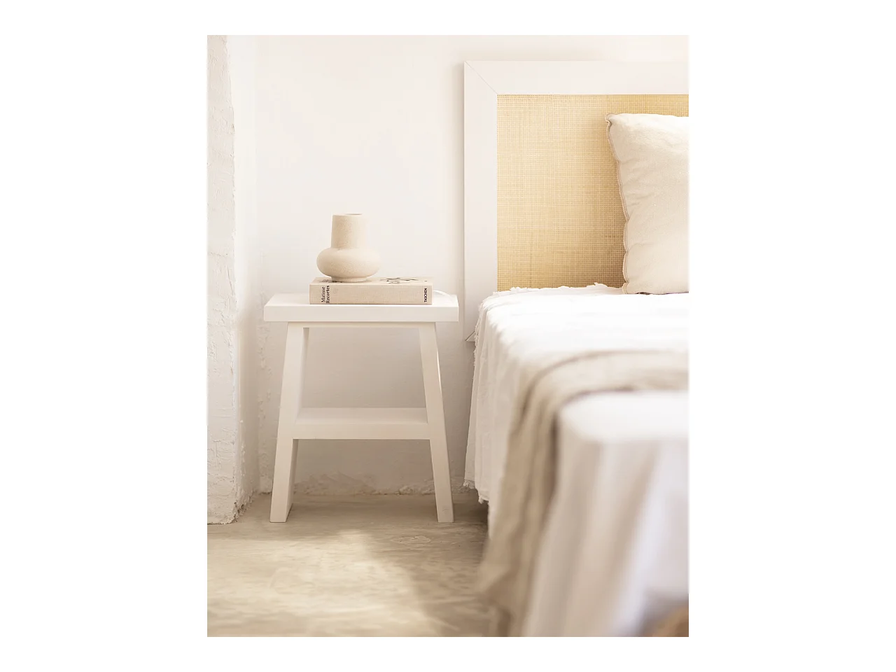 Mesita de noche o auxiliar madera maciza en tono blanco de 45x39cm - FRIDA - DECOWOOD