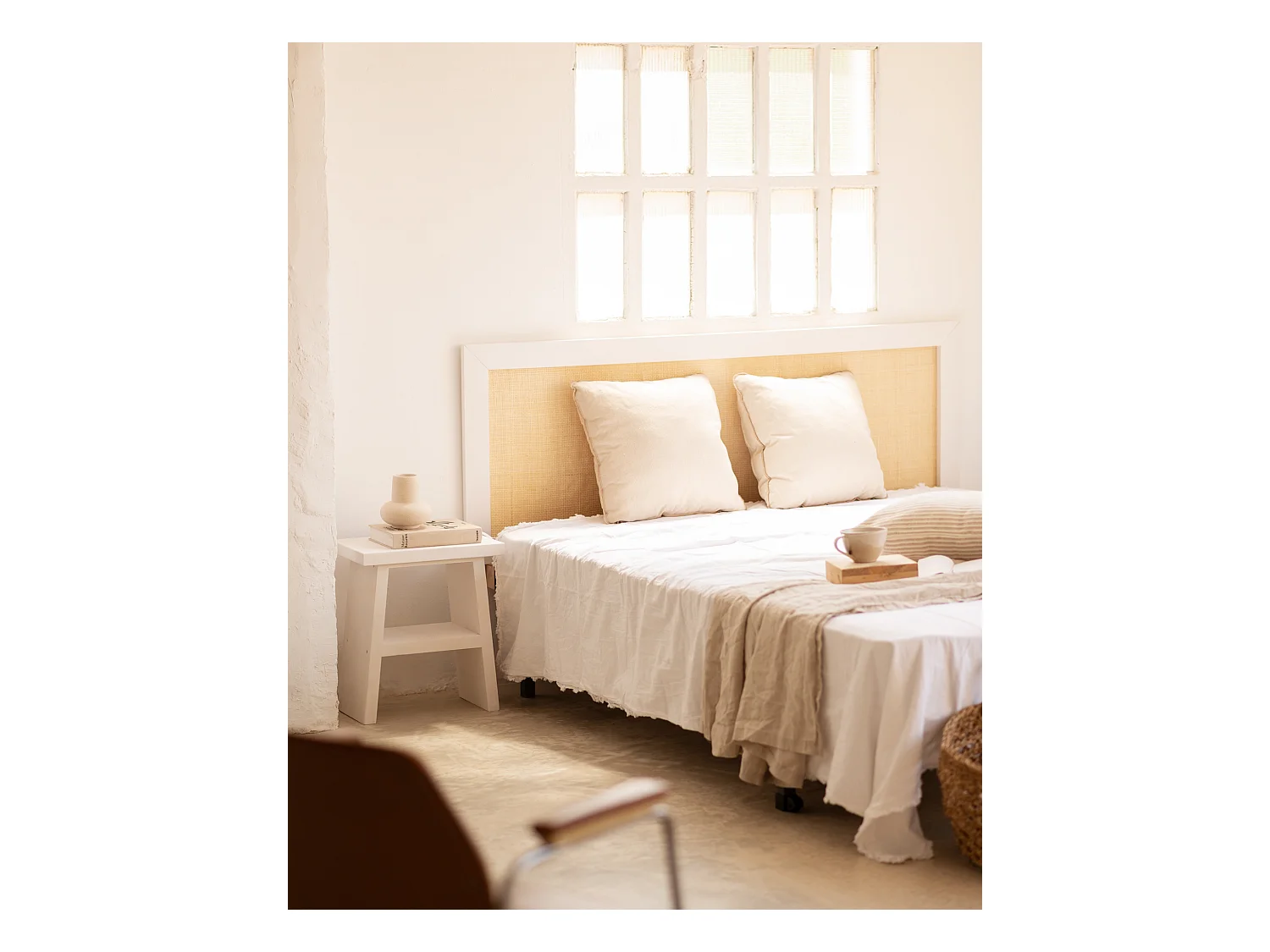 Mesita de noche o auxiliar madera maciza en tono blanco de 45x39cm - FRIDA - DECOWOOD