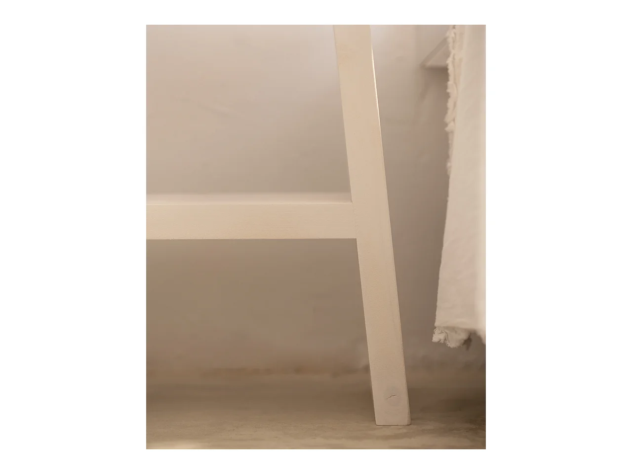 Mesita de noche o auxiliar madera maciza en tono blanco de 45x39cm - FRIDA - DECOWOOD