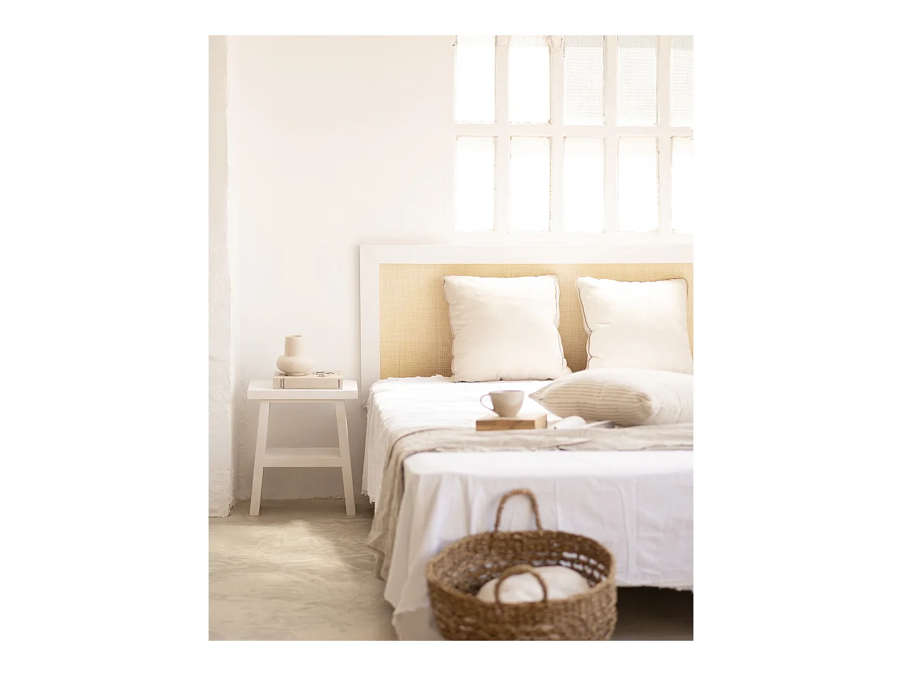 Mesita de noche o auxiliar madera maciza en tono blanco de 45x39cm - FRIDA - DECOWOOD