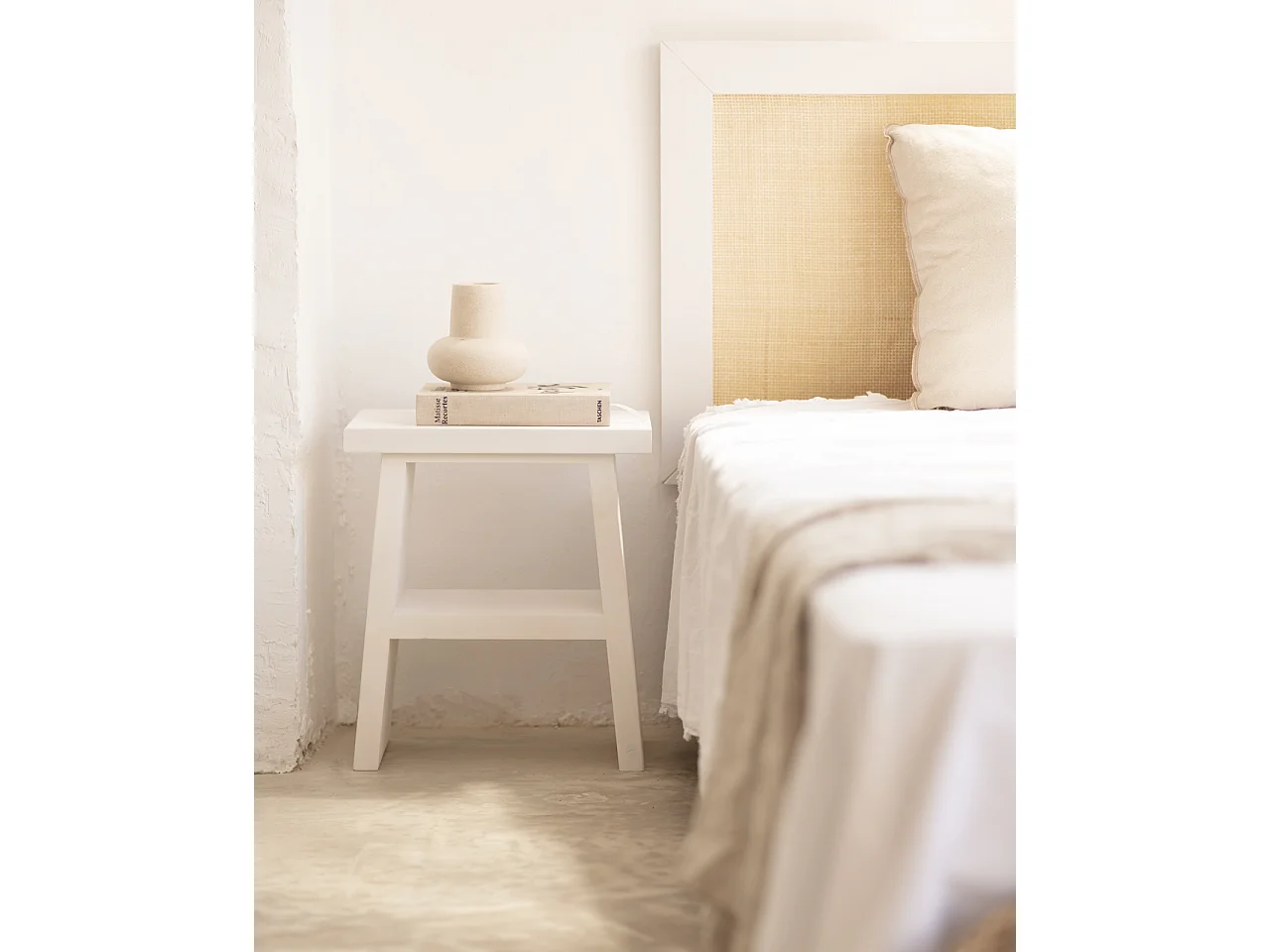 Comodino in legno massello in tono bianco 39x45cm - FRIDA - DECOWOOD