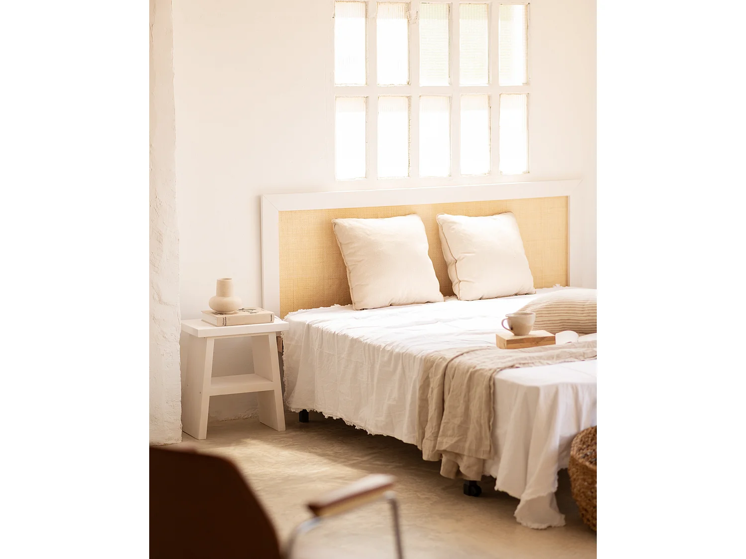 Comodino in legno massello in tono bianco 39x45cm - FRIDA - DECOWOOD