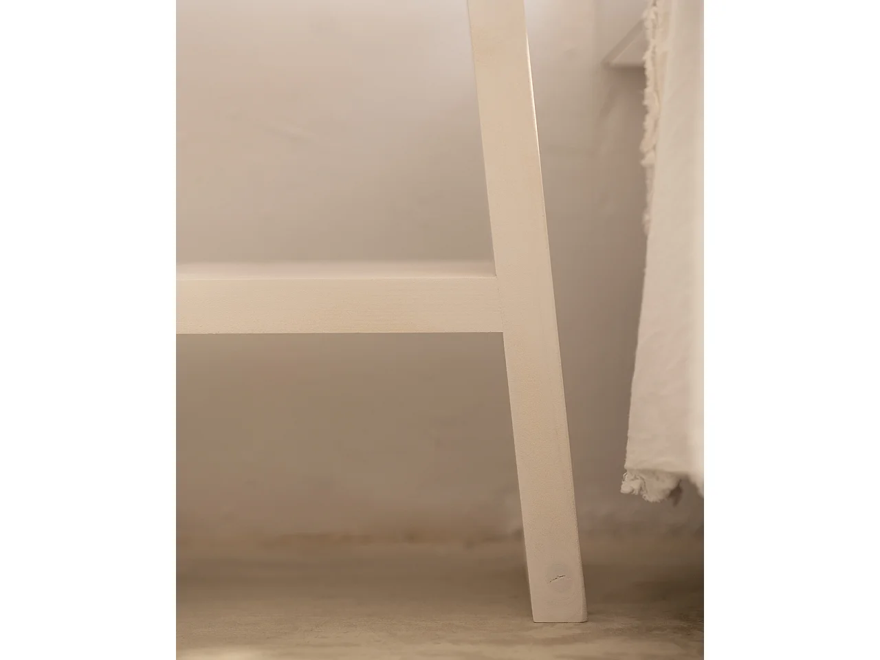 Comodino in legno massello in tono bianco 39x45cm - FRIDA - DECOWOOD