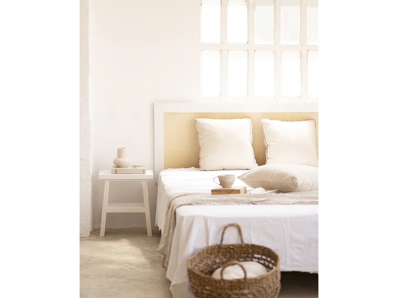 Comodino in legno massello in tono bianco 39x45cm - FRIDA - DECOWOOD