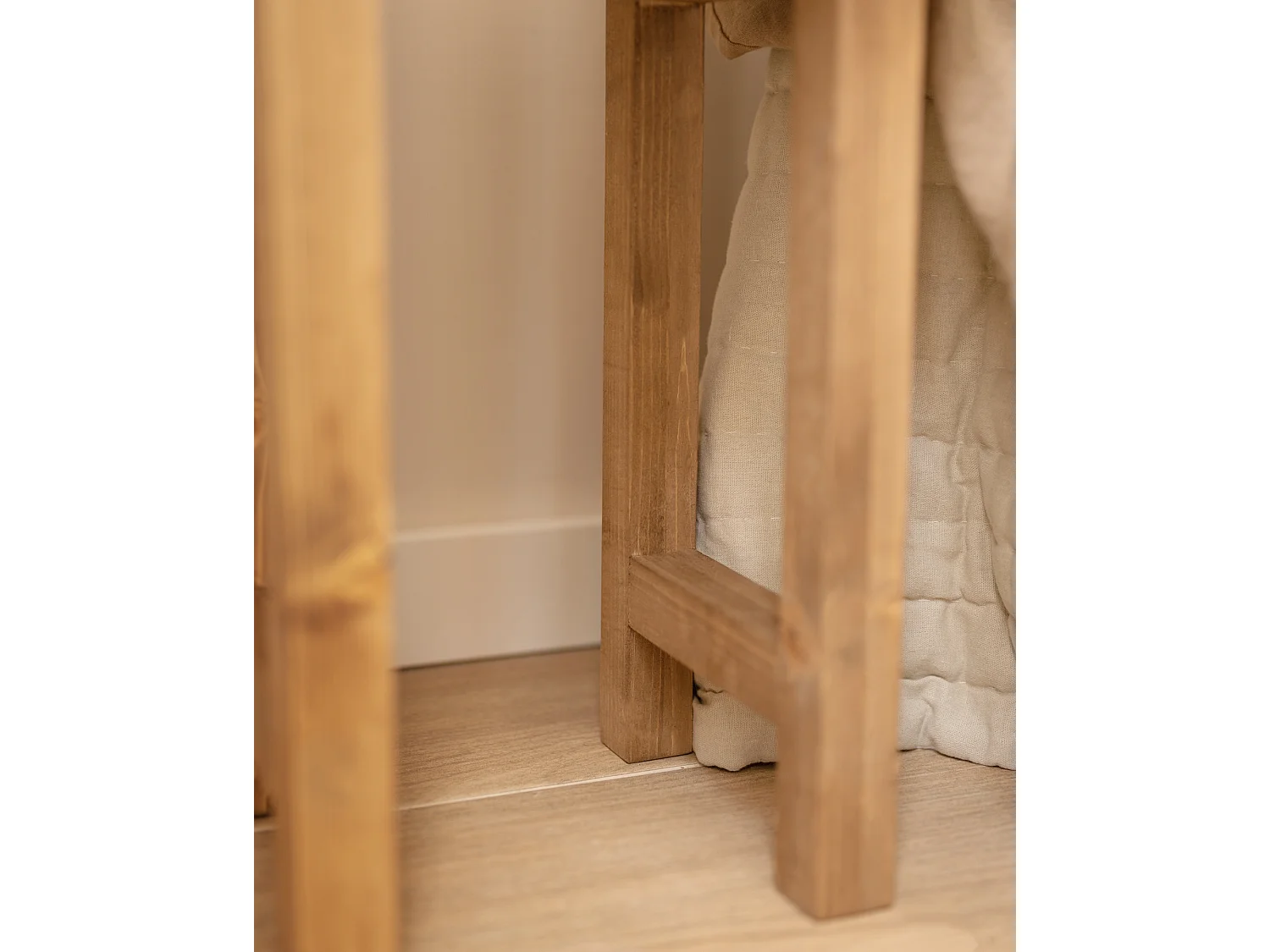 Table de chevet en bois de sapin vieilli 35x40cm - OLIVIA - DECOWOOD