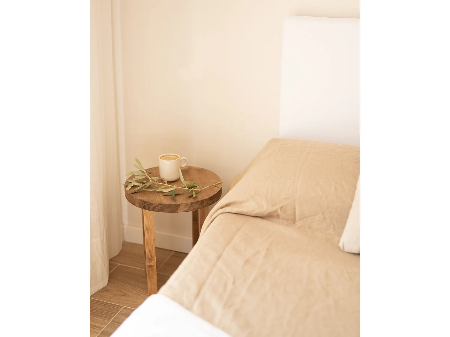 Table de chevet en bois de sapin vieilli 35x40cm - OLIVIA - DECOWOOD