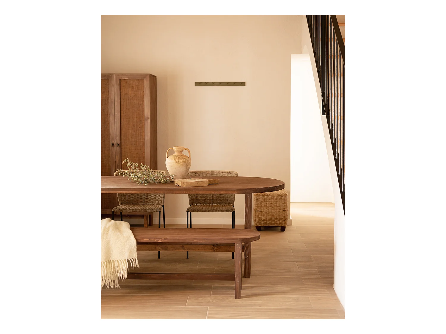 Tavolo da pranzo ovale in legno massello in tono marrone 200x75cm - OLIVIA - DECOWOOD