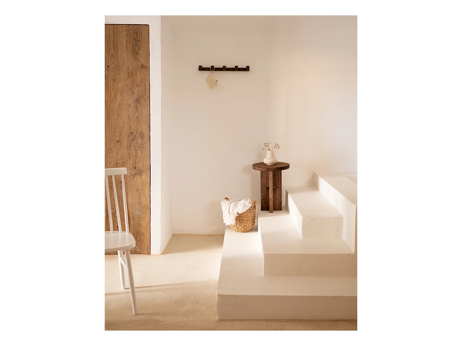 Taburete de madera maciza en tono nogal de 45x35cm - TOKYO - DECOWOOD