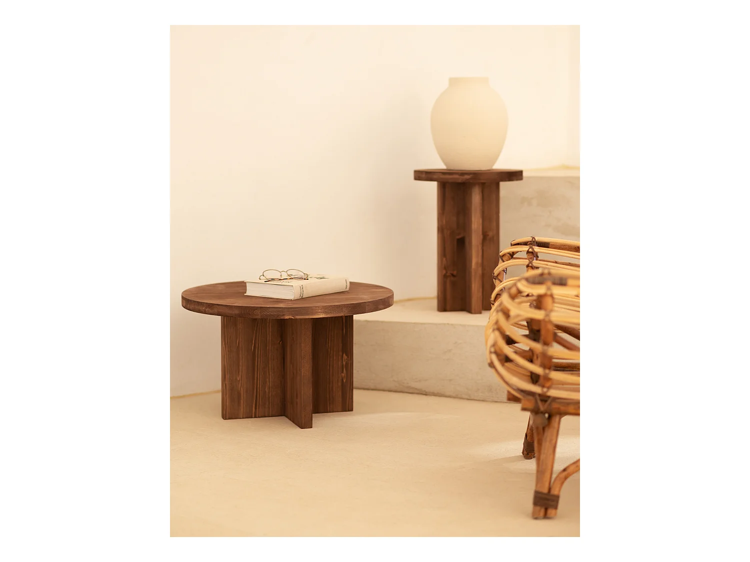 Taburete de madera maciza en tono nogal de 45x35cm - TOKYO - DECOWOOD