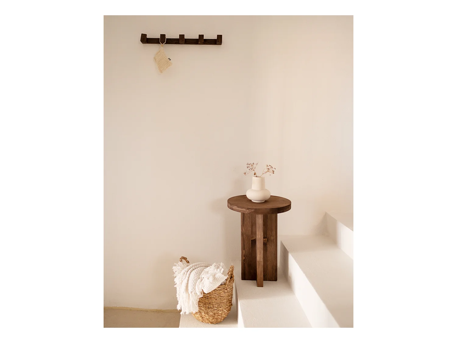 Taburete de madera maciza en tono nogal de 45x35cm - TOKYO - DECOWOOD