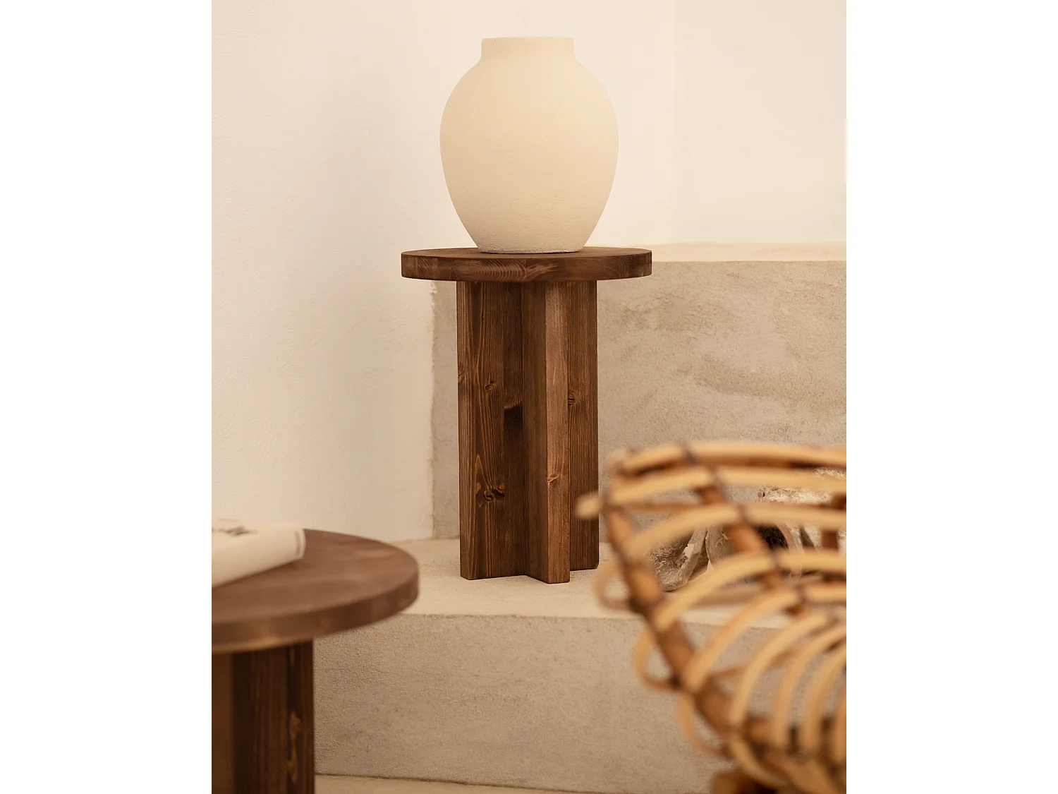 Sgabello rotondo in legno massello in tono noce 35x45cm - TOKYO - DECOWOOD