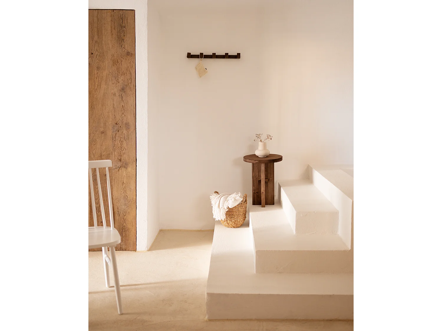 Sgabello rotondo in legno massello in tono noce 35x45cm - TOKYO - DECOWOOD