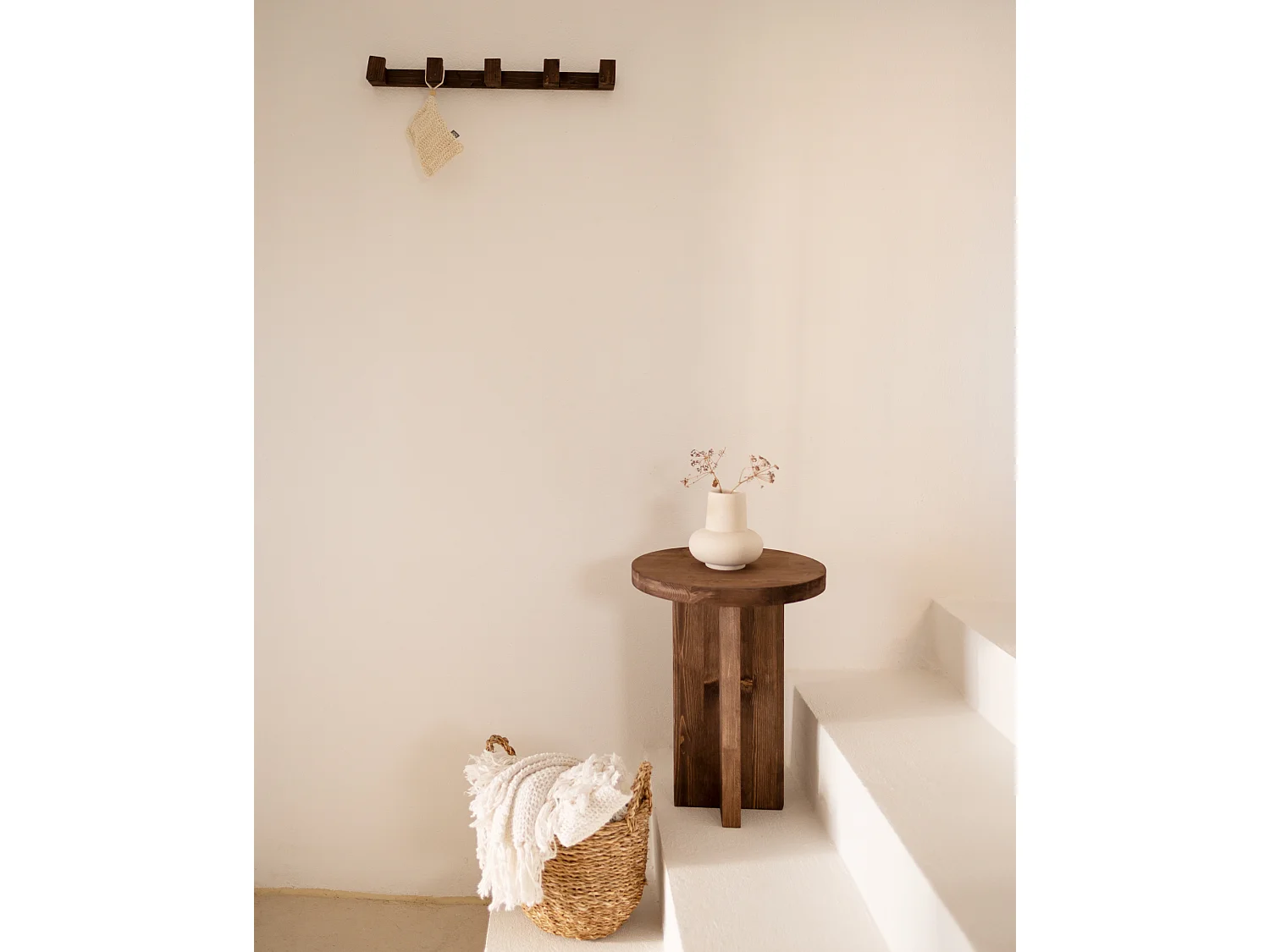 Sgabello rotondo in legno massello in tono noce 35x45cm - TOKYO - DECOWOOD