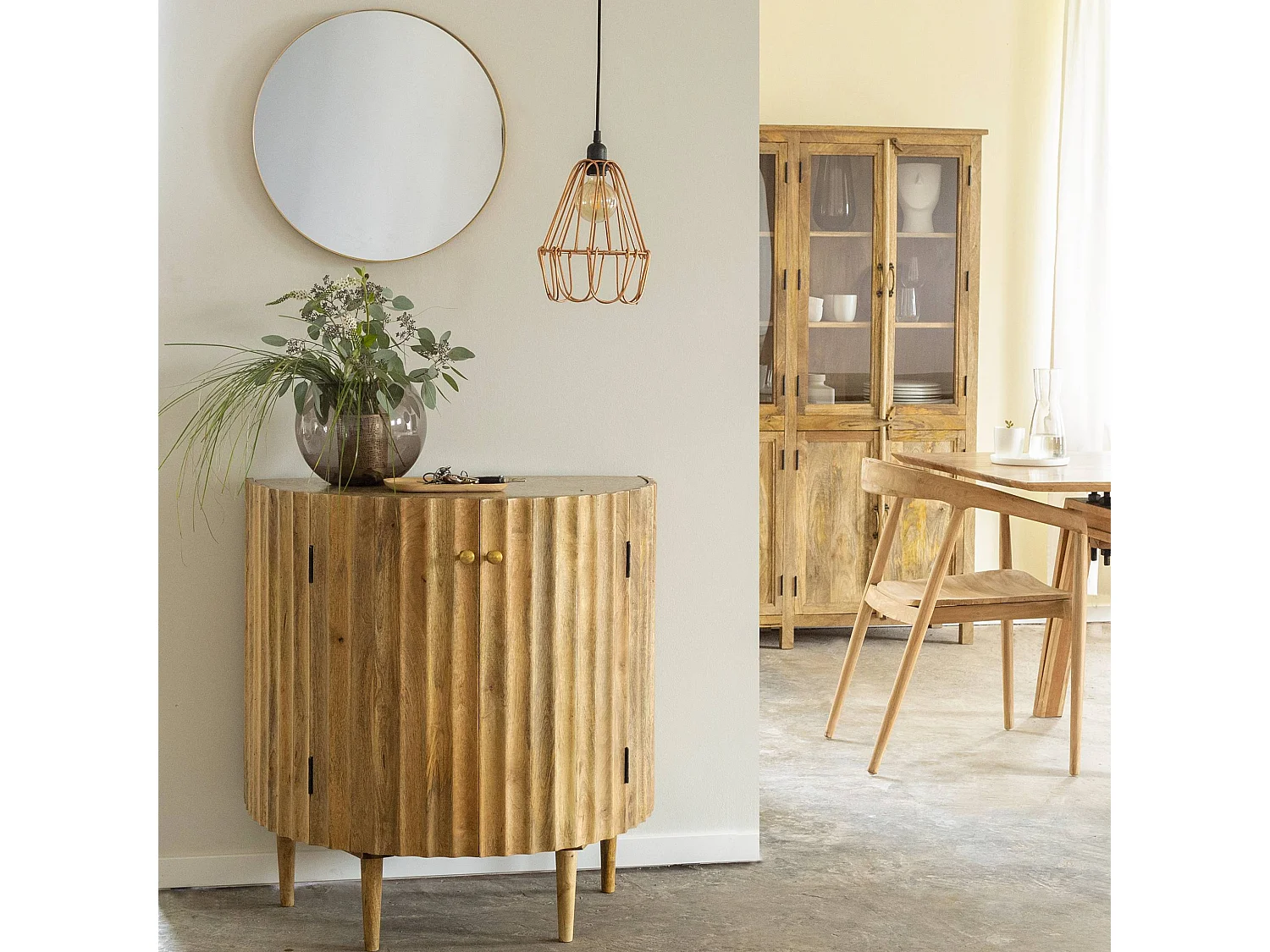 Pequeño aparador en madera de mango y terrazo Bao